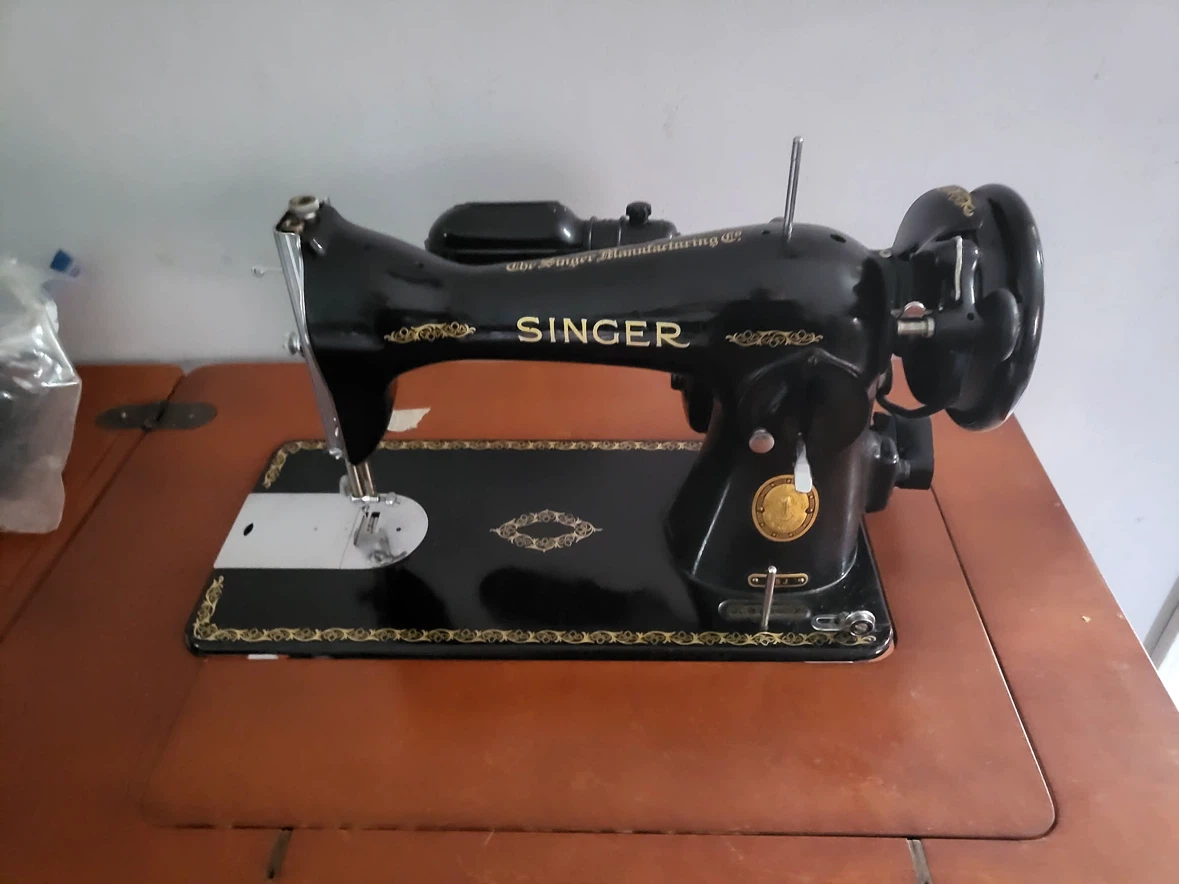 Vintage Singer Sewing Machine with Table