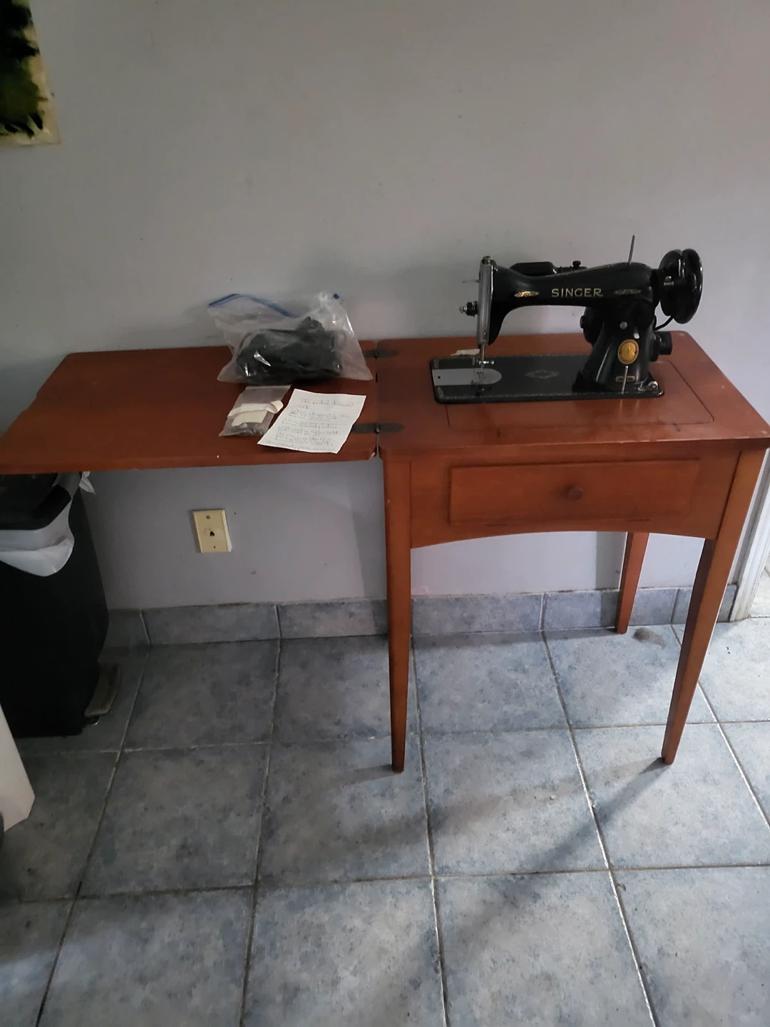 Vintage Singer Sewing Machine with Table - photo 2