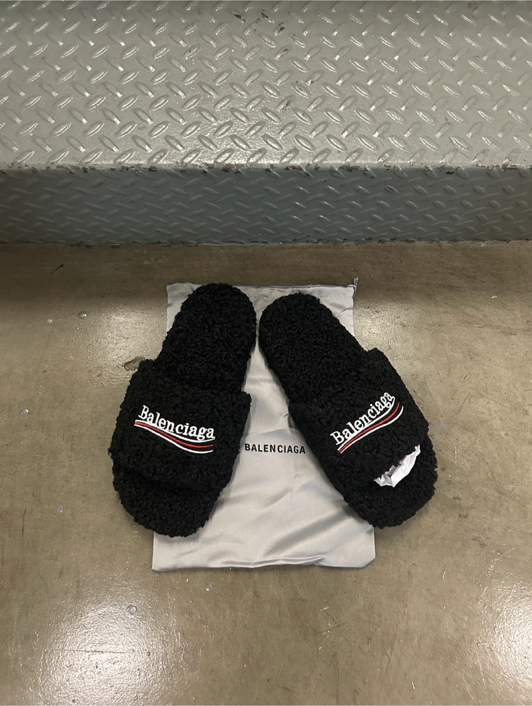 Balenciaga furry slides - photo 2
