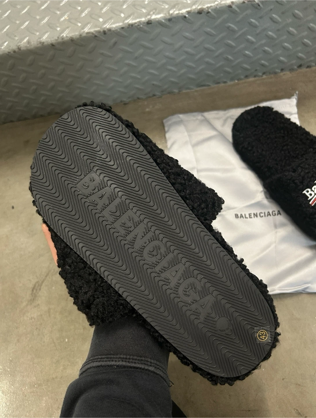 Balenciaga furry slides - photo 4