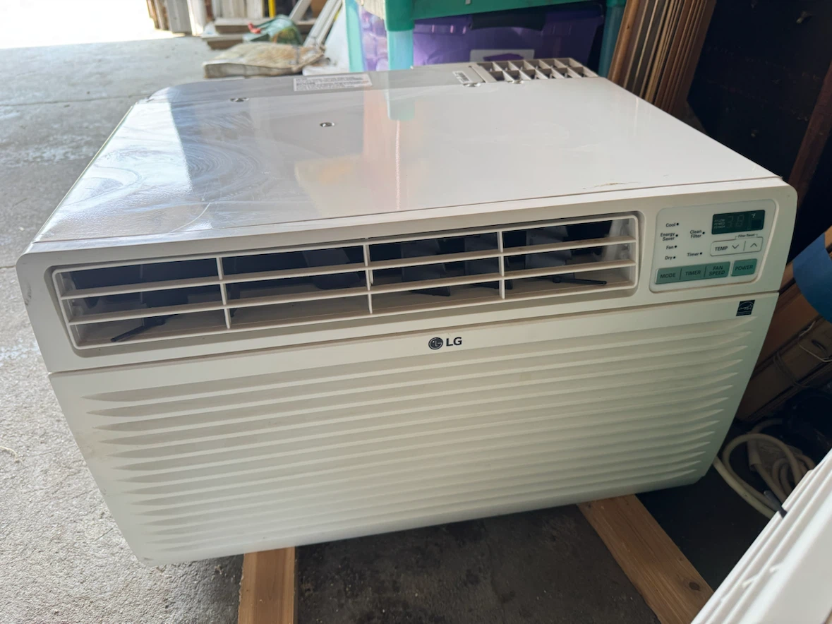 LG Through the wall AC - 8000BTU - photo 2