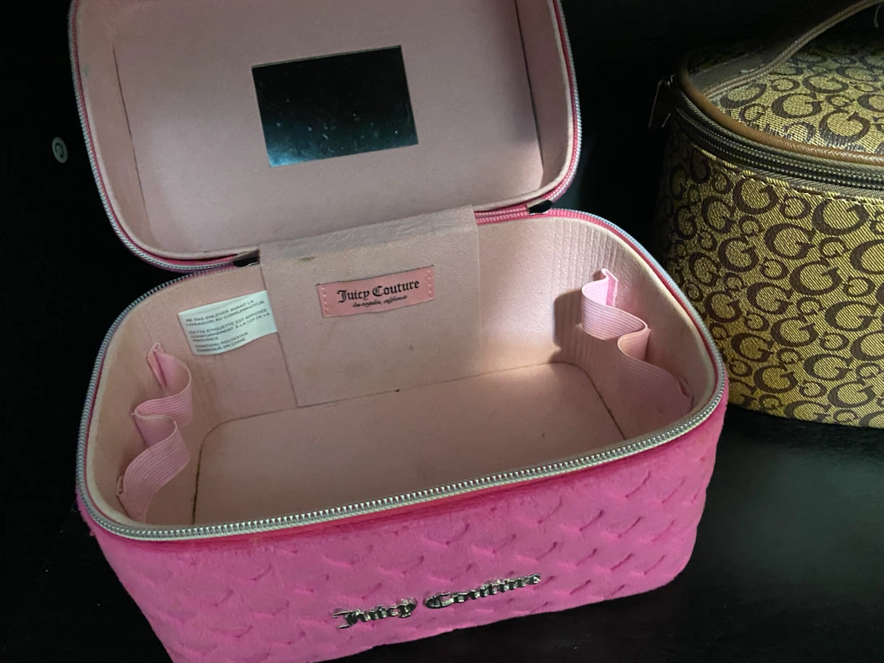 Guess & Juicy Couture Makeup Bags - photo 2
