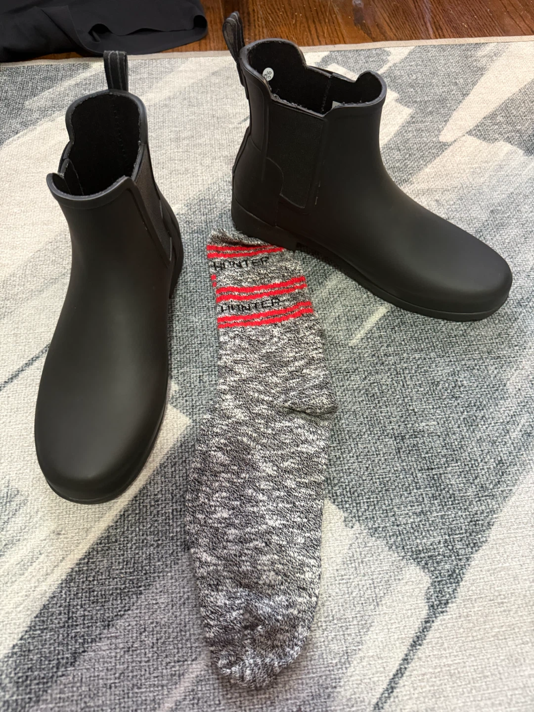 Women’s Hunter Chelsea Rain Boots & Socks - Size 10