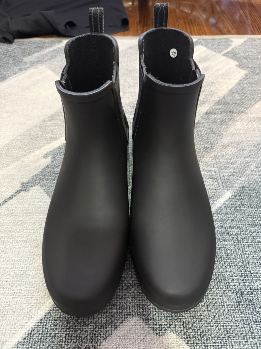 Women’s Hunter Chelsea Rain Boots & Socks - Size 10 - photo 2