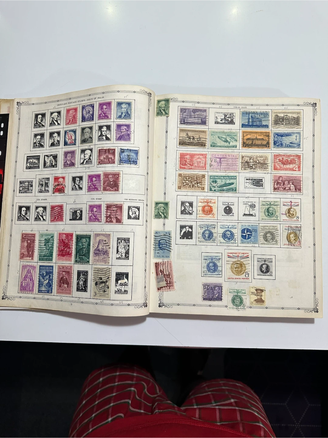 The Coronet Deluxe World Stamp Album - photo 2
