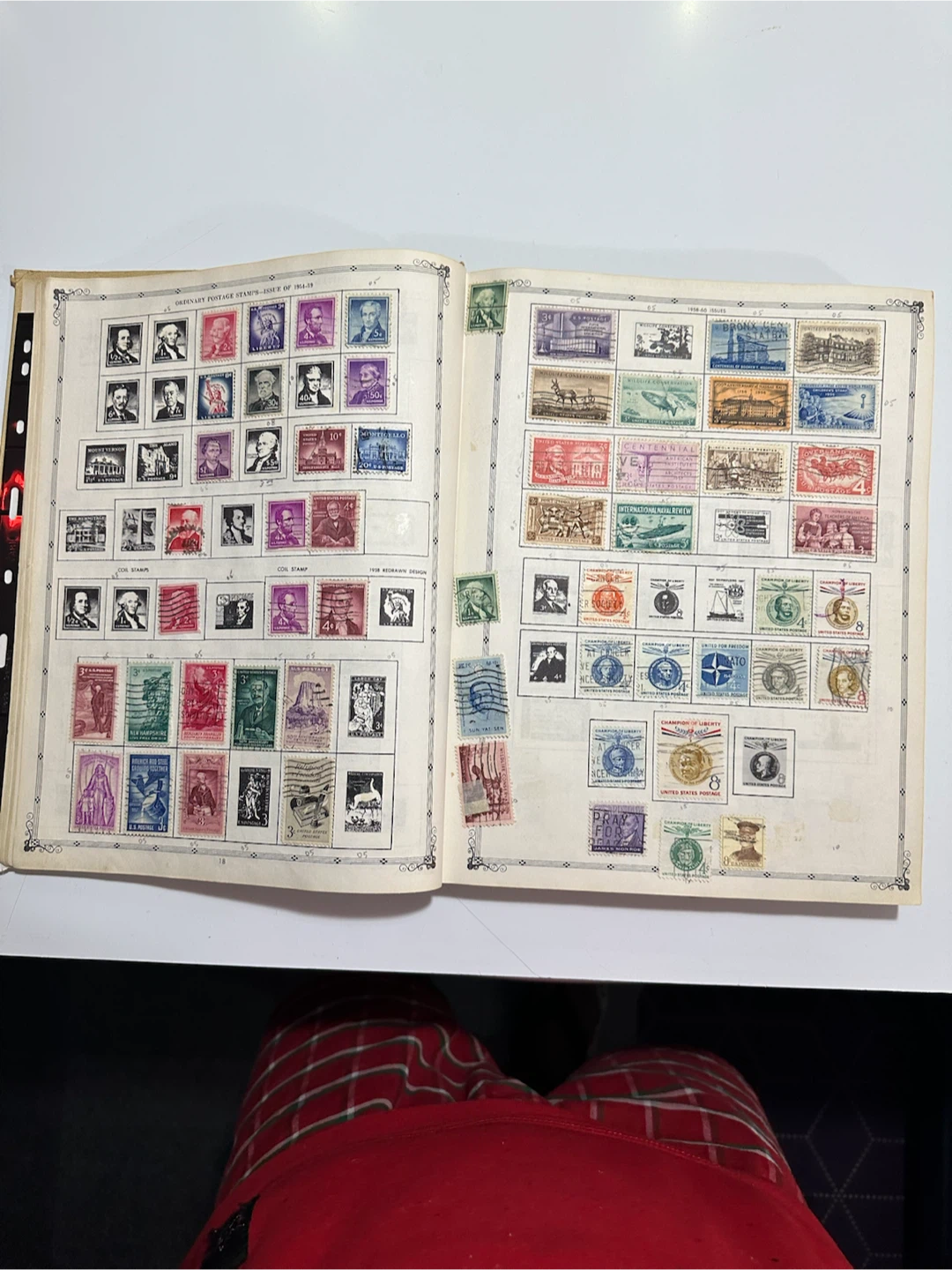The Coronet Deluxe World Stamp Album - photo 3