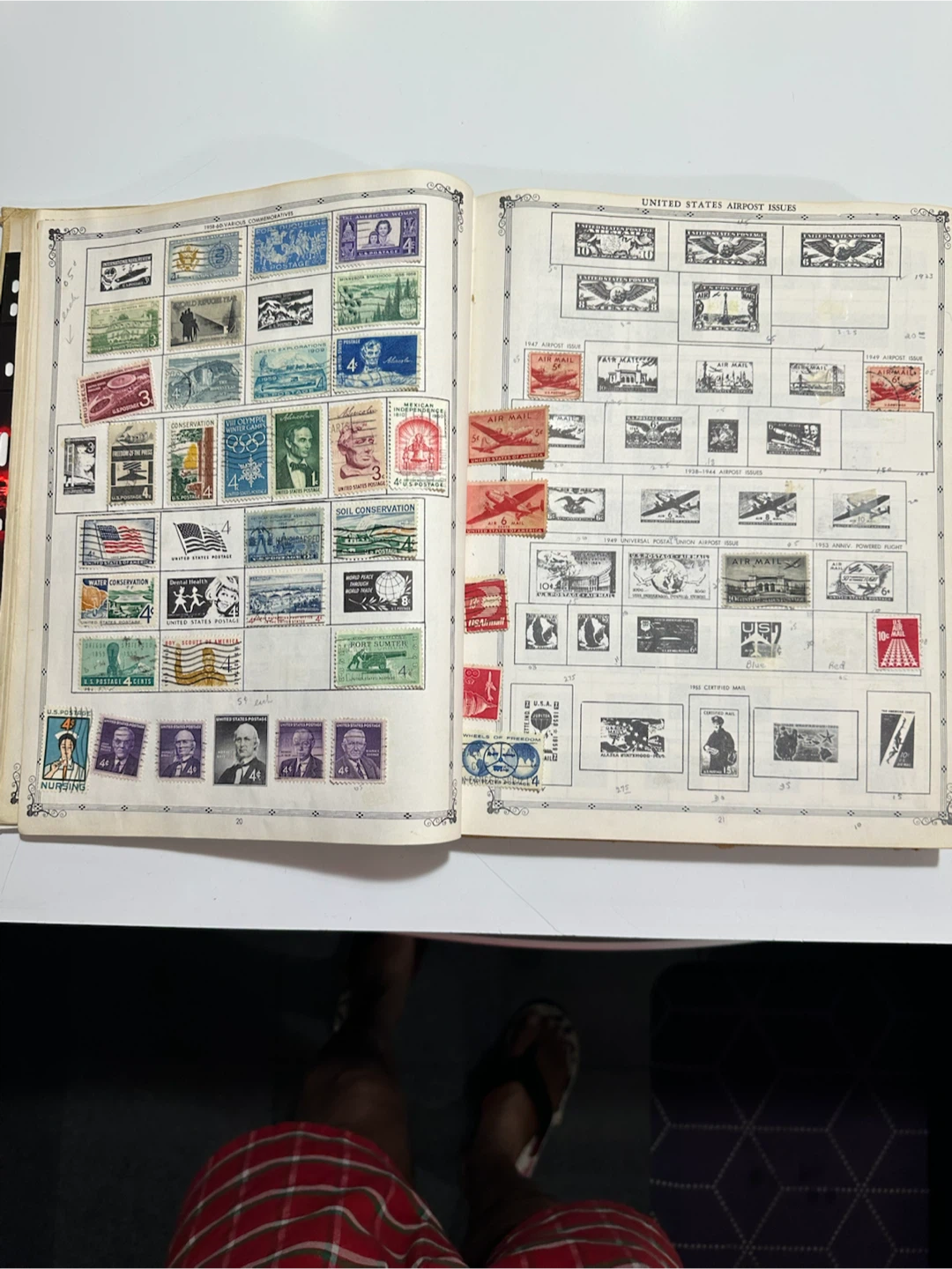 The Coronet Deluxe World Stamp Album - photo 4