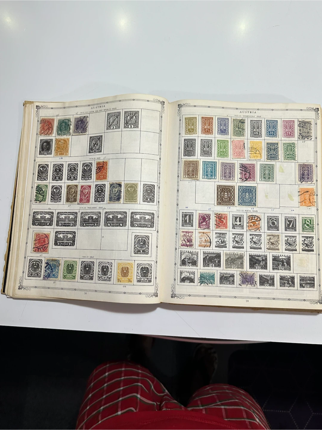 The Coronet Deluxe World Stamp Album - photo 5