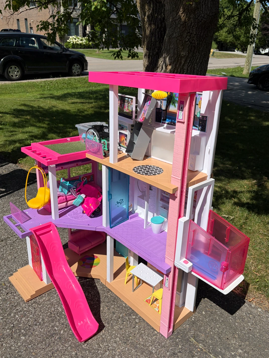 Barbie Dreamhouse Dollhouse with Accessories - photo 3