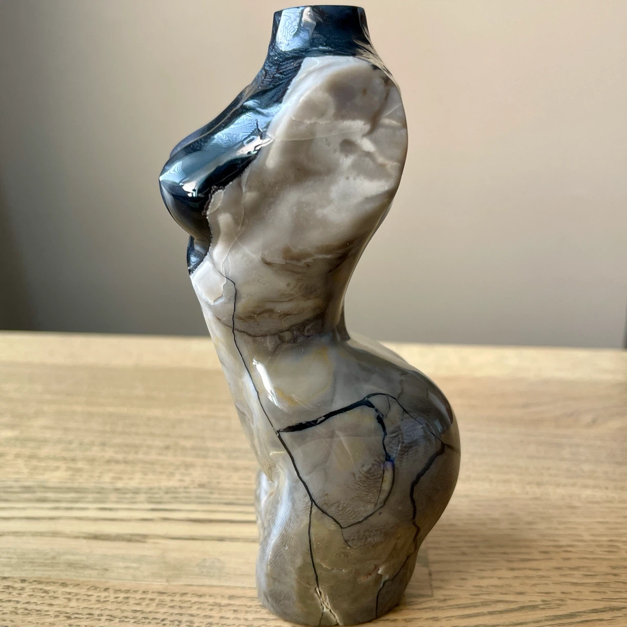 Female Torso fluorescent Volcano Agate Carving - photo 4
