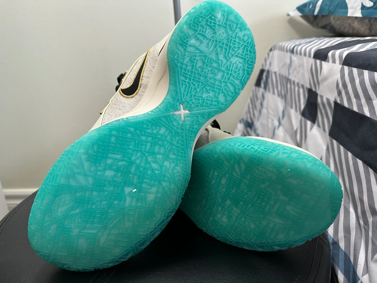 Brand New Nike Liverpool FC Basketball Shoes - photo 5