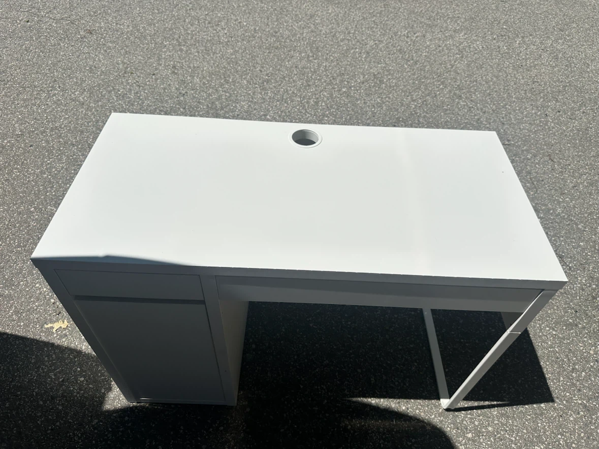 LIKE NEW Ikea Micke desk *FREE DELIVERY