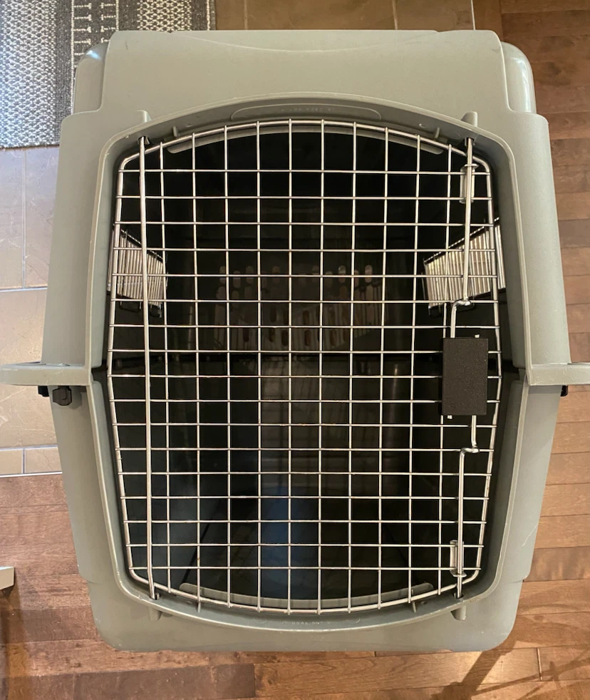 DOG KENNEL Petmate  (Med) LIKE NEW Airline approved