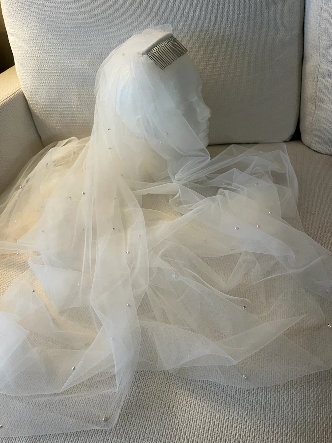 White Bridal Veil with Pearls and Comb - photo 2