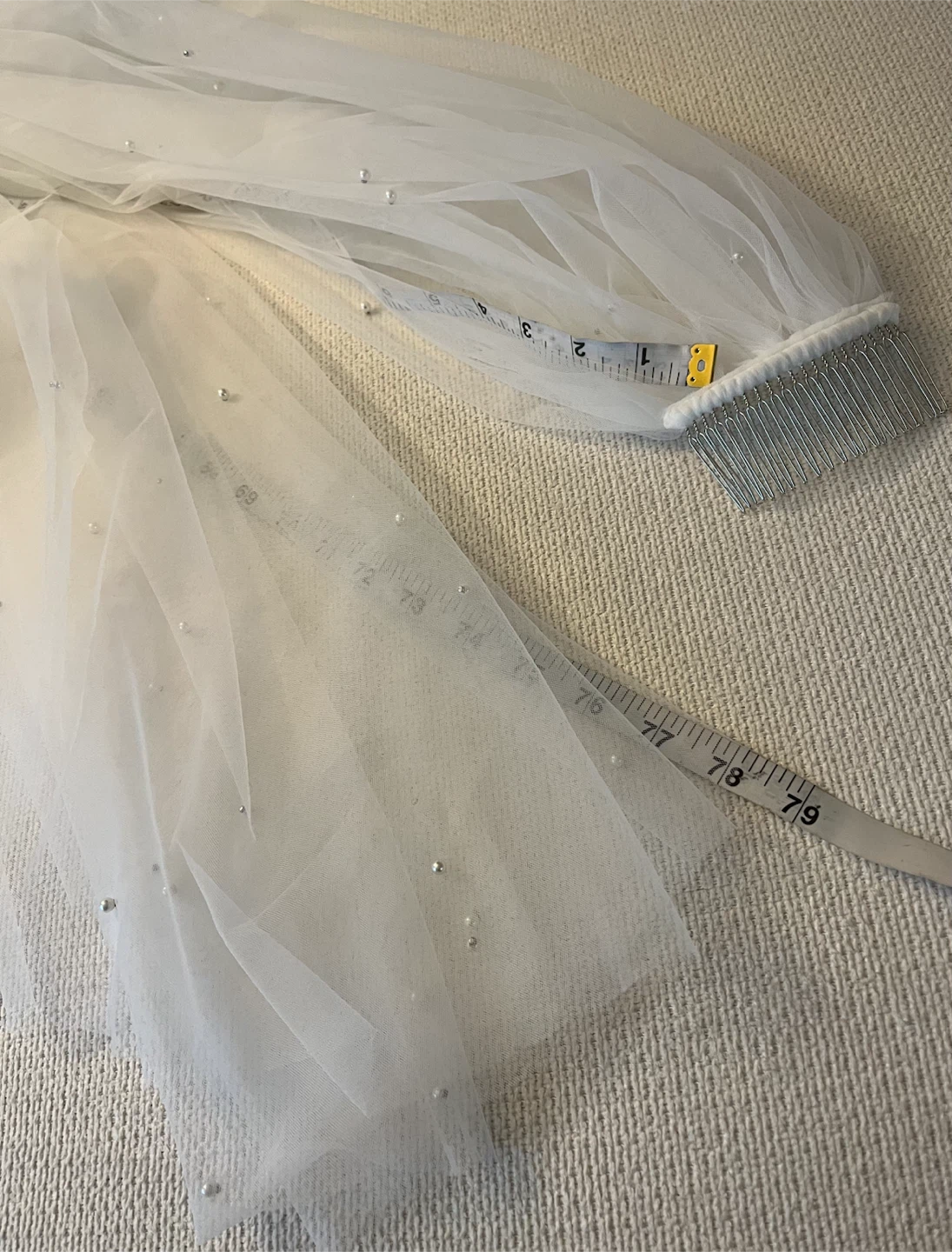 White Bridal Veil with Pearls and Comb - photo 3