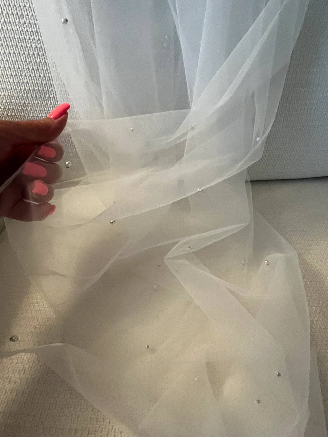 White Bridal Veil with Pearls and Comb - photo 4