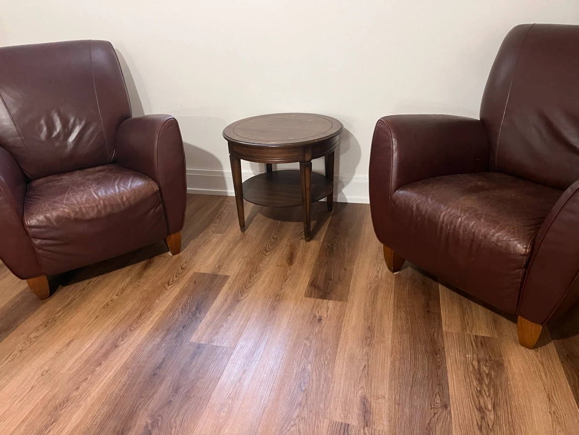 2 Brown Leather Armchairs with a side table - photo 2