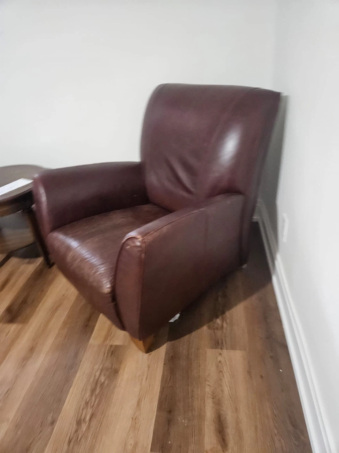 2 Brown Leather Armchairs with a side table - photo 4