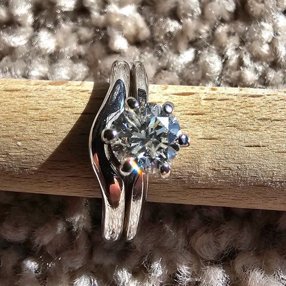 Stunning 0.90 ct Brilliant Cut Round Earth Diamond Wedding Set