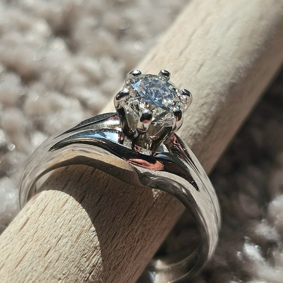 Stunning 0.90 ct Brilliant Cut Round Earth Diamond Wedding Set - photo 2