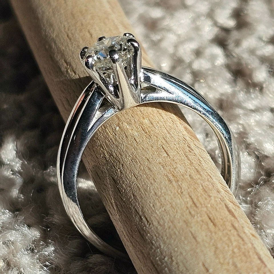 Stunning 0.90 ct Brilliant Cut Round Earth Diamond Wedding Set - photo 3
