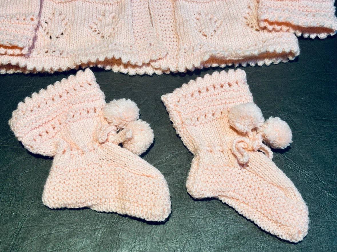 Hand-Knit Baby Girl Pink Outfit (Cardigan, Bonnet, Booties) - photo 3