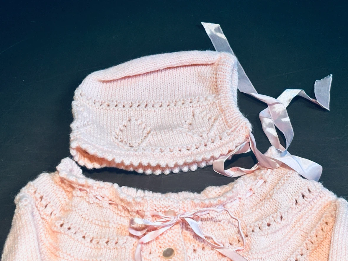 Hand-Knit Baby Girl Pink Outfit (Cardigan, Bonnet, Booties) - photo 4