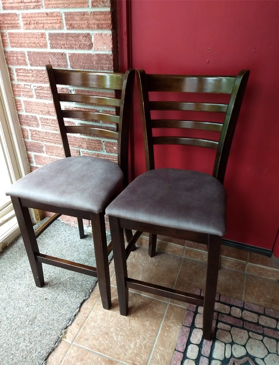 Very good condition wooden counter chairs 2 chairs per set