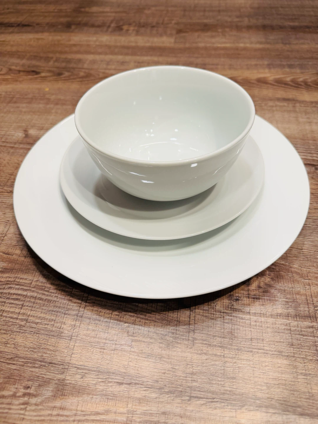 Selling a 18 piece white porcelain dinnerware set Service for 6