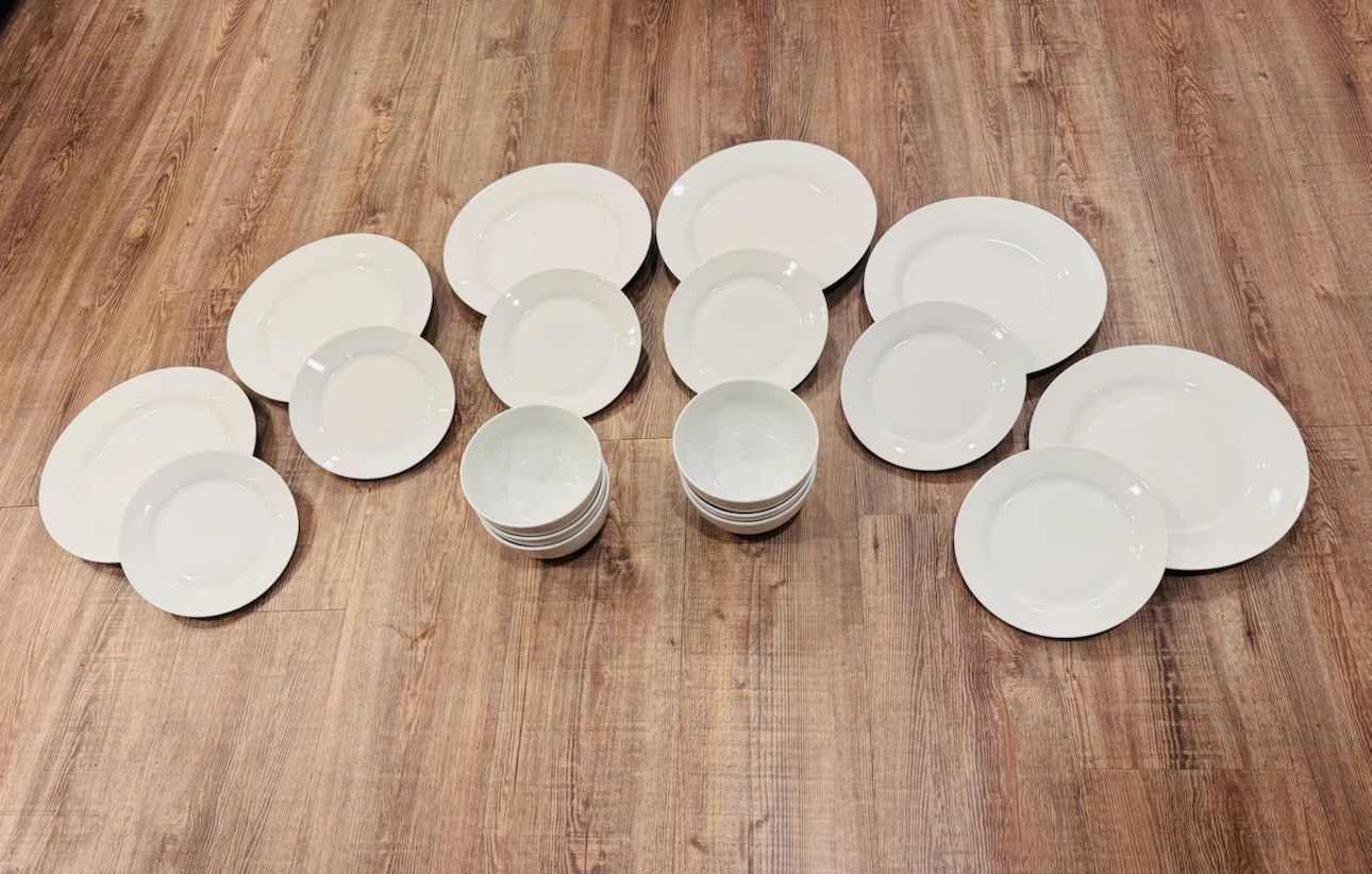 Selling a 18 piece white porcelain dinnerware set Service for 6 - photo 2