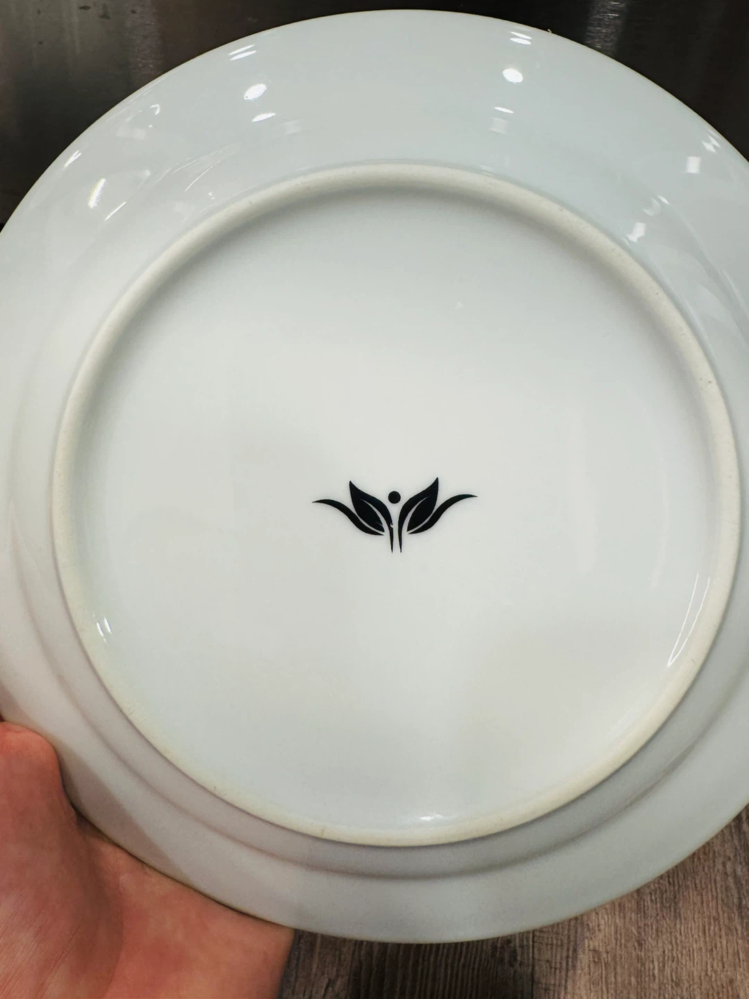 Selling a 18 piece white porcelain dinnerware set Service for 6 - photo 3