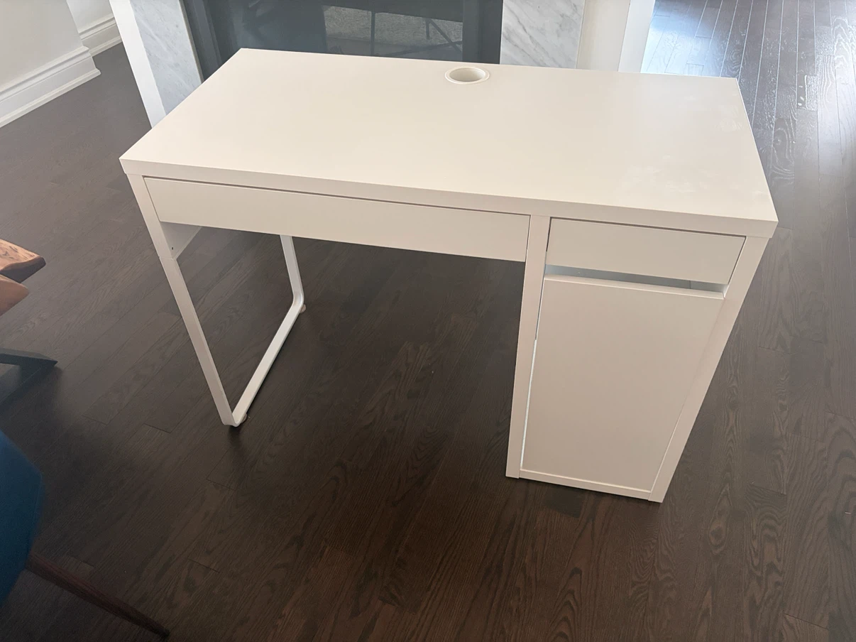 IKEA MICKE Desk – White (105 cm) – Great Condition