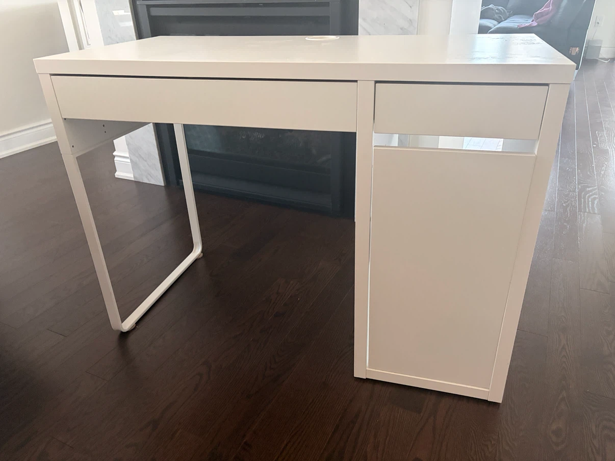 IKEA MICKE Desk – White (105 cm) – Great Condition - photo 2