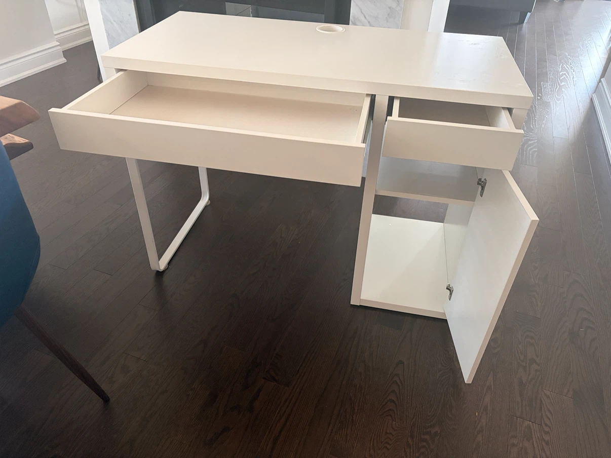 IKEA MICKE Desk – White (105 cm) – Great Condition - photo 3