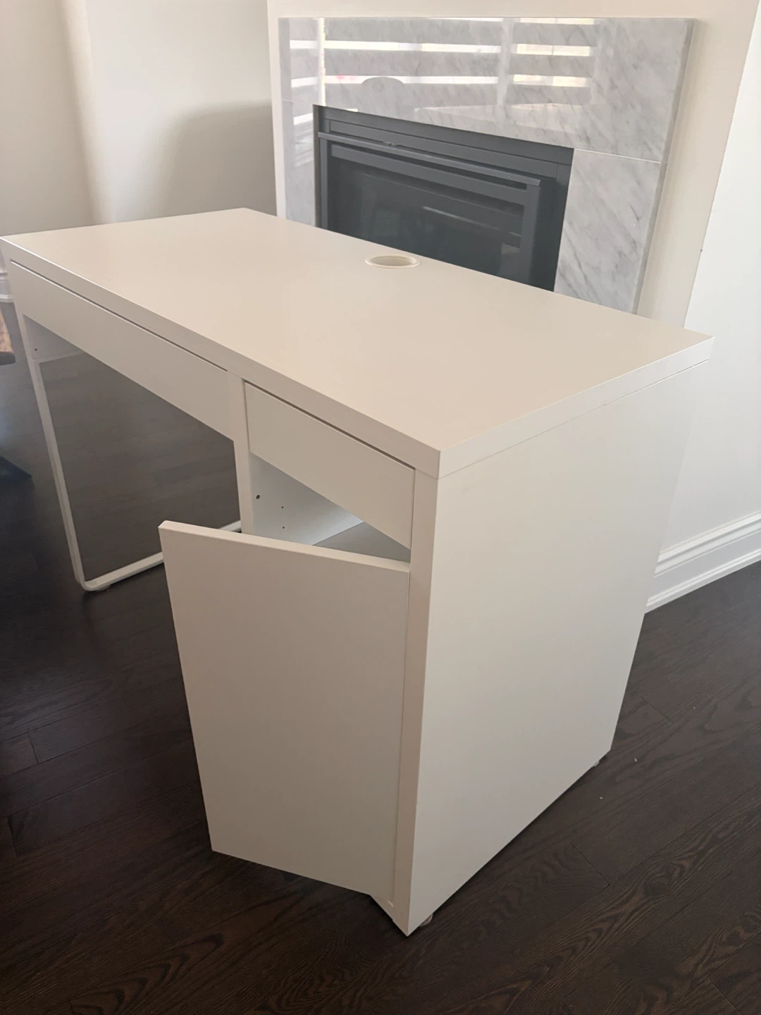 IKEA MICKE Desk – White (105 cm) – Great Condition - photo 5