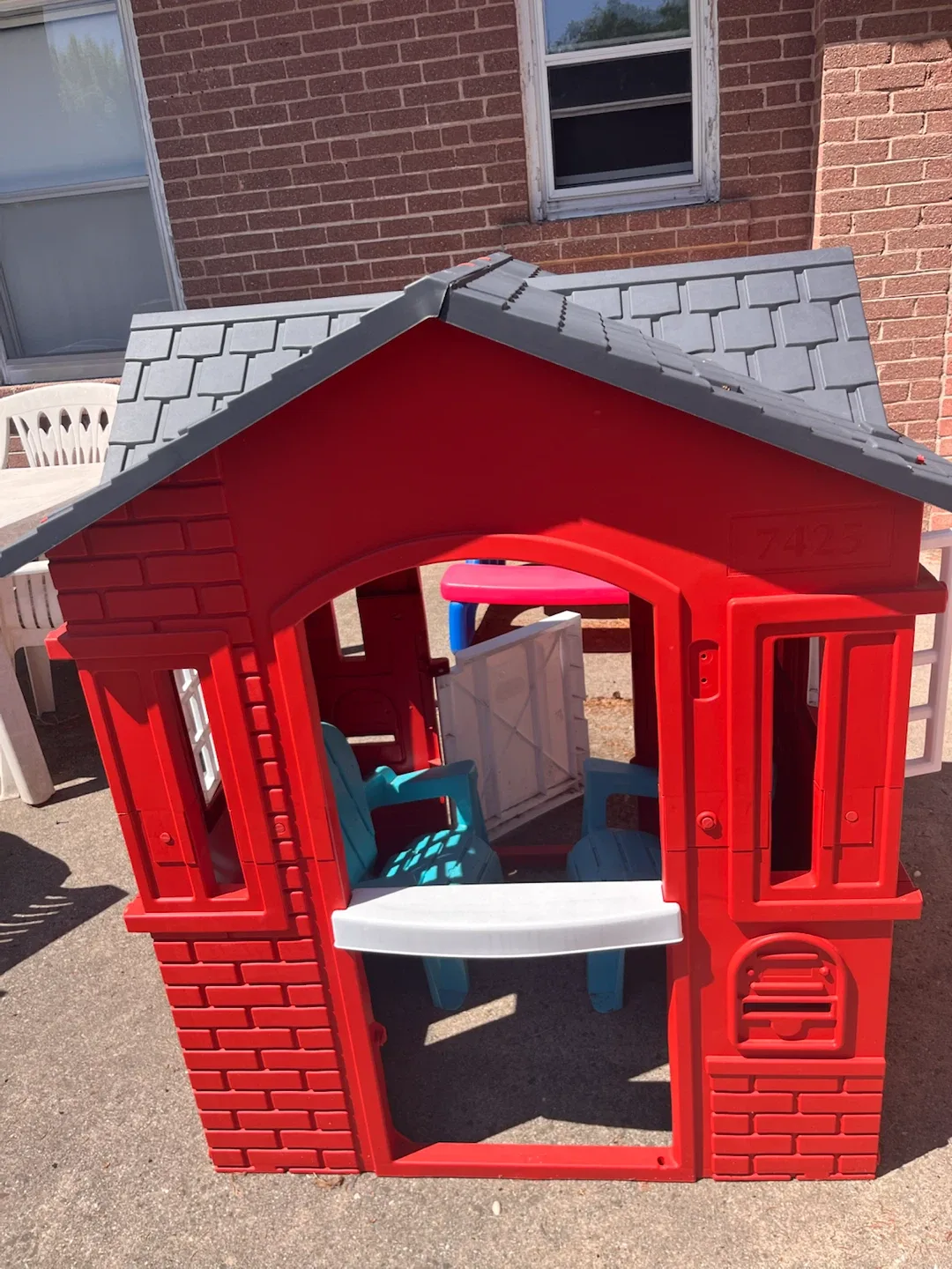 Red Play House and Little Tikes bench (plus 2 kid chairs) - photo 3