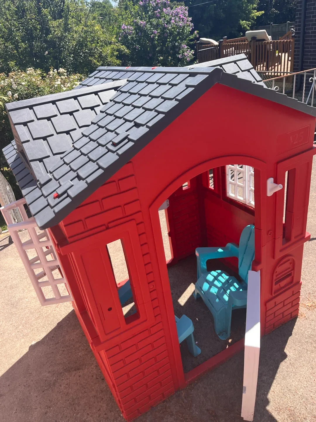 Red Play House and Little Tikes bench (plus 2 kid chairs) - photo 5