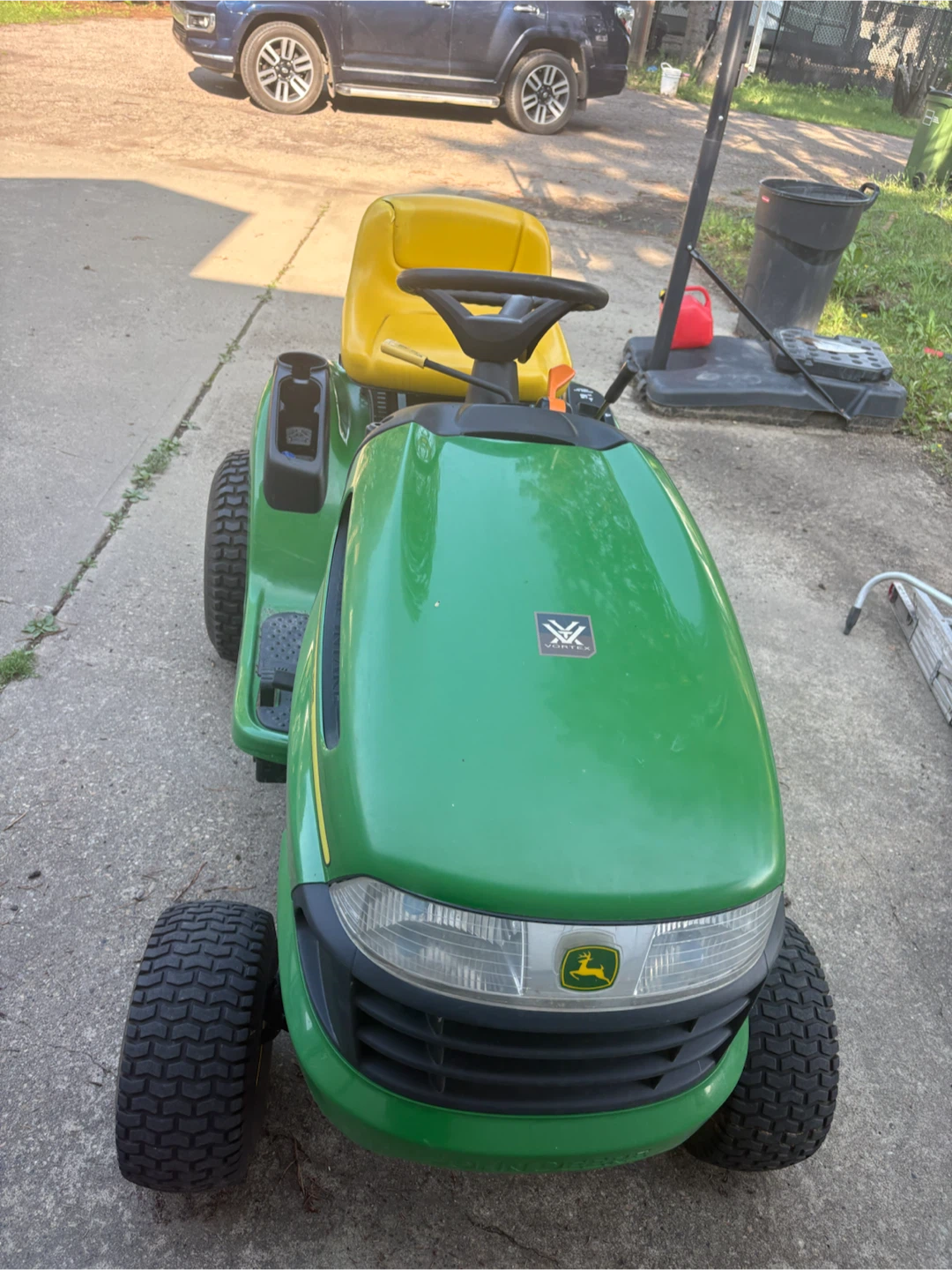John Deere LA115 Riding Lawn Mower
