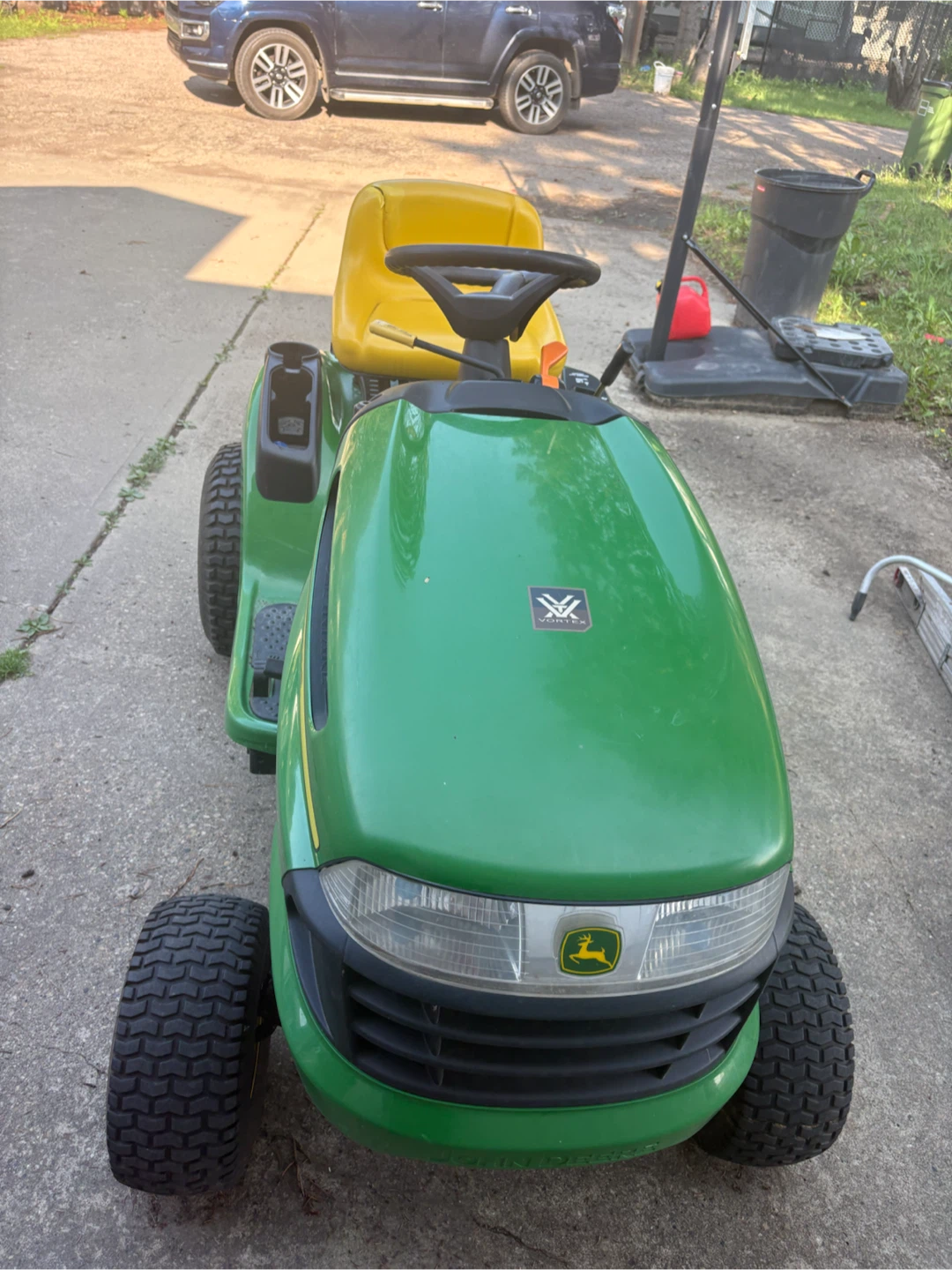 John Deere LA115 Riding Lawn Mower - photo 2