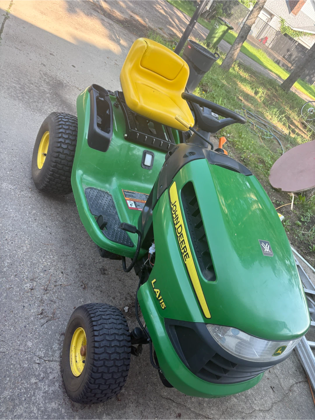 John Deere LA115 Riding Lawn Mower - photo 3