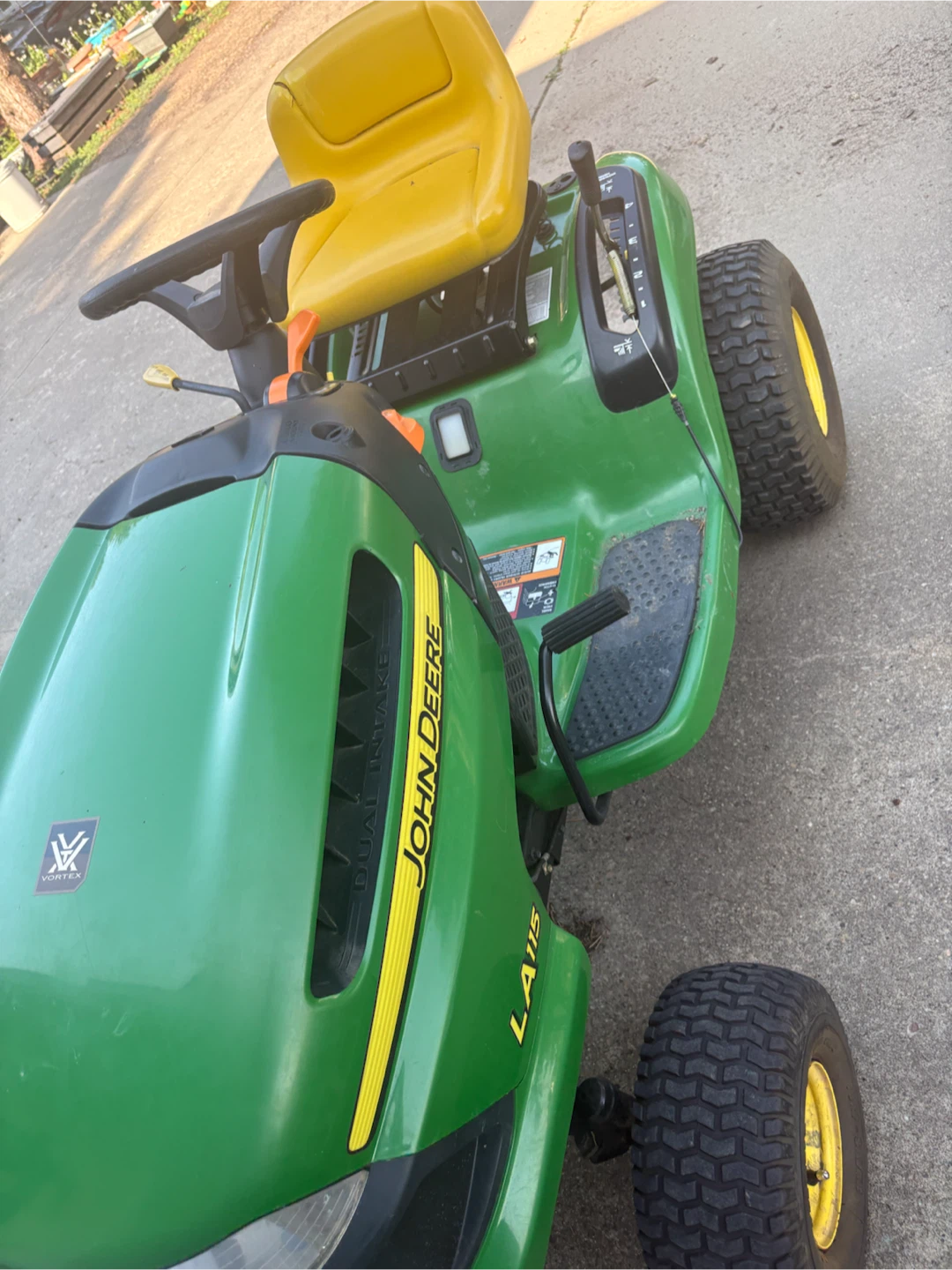 John Deere LA115 Riding Lawn Mower - photo 4