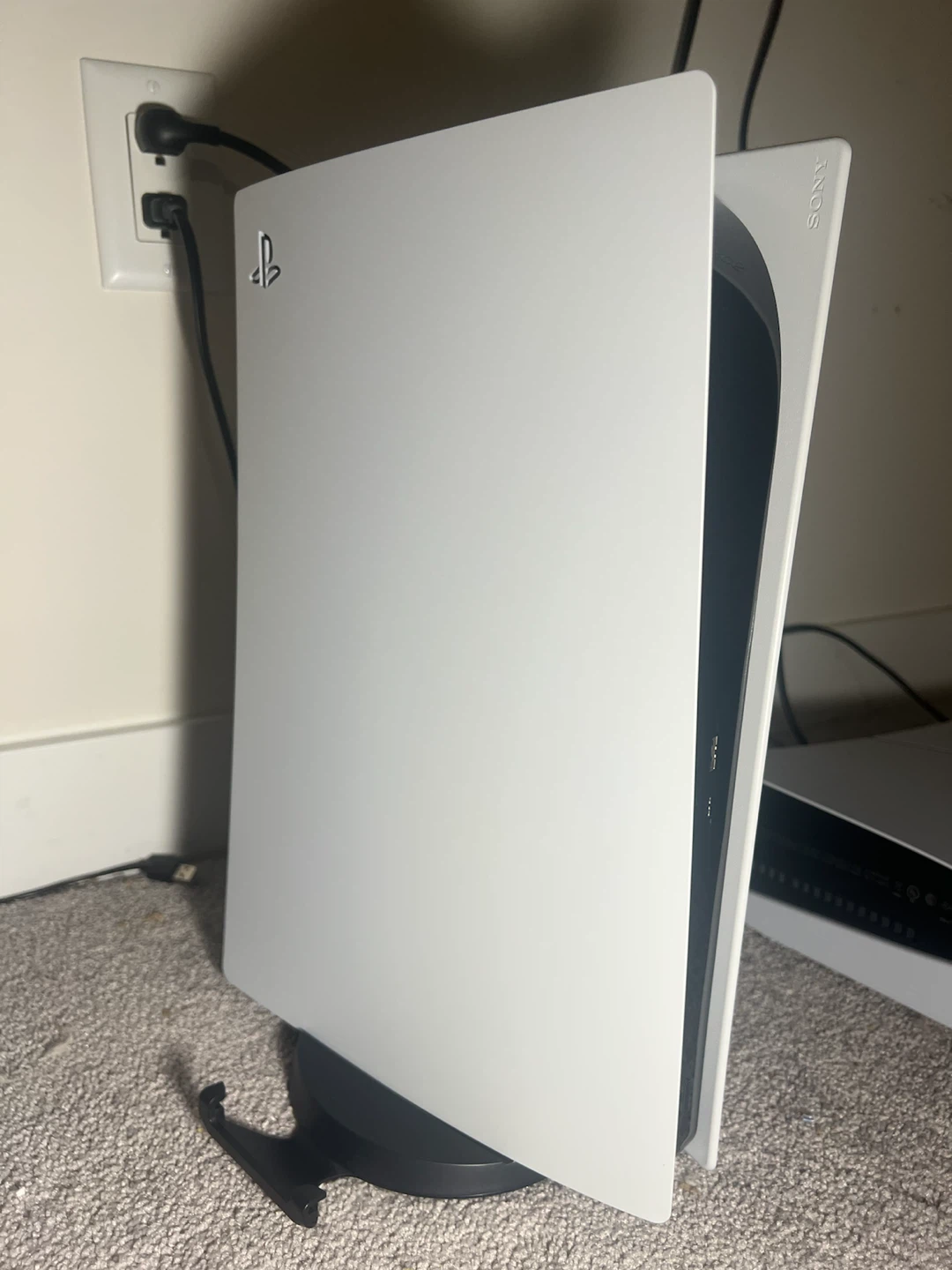 PS5 Digital - Comes with 2 controllers - photo 2