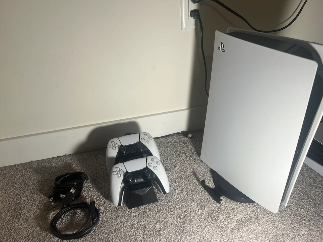 PS5 Digital - Comes with 2 controllers - photo 3