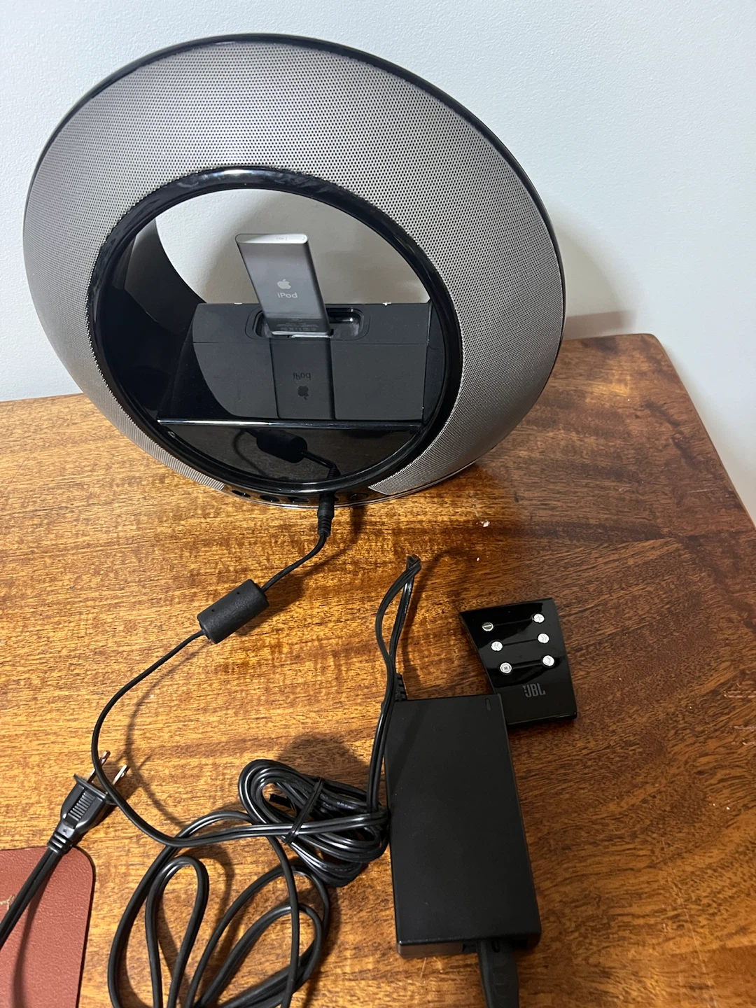 Vintage JBL Radial Speaker Dock + Apple iPod Nano - photo 3
