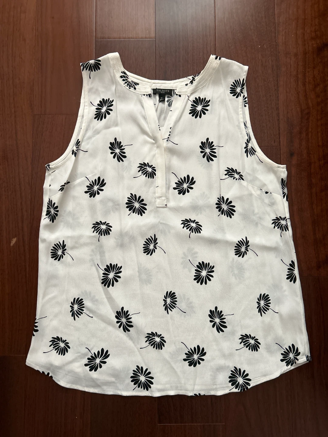Talbots White Daisy Print Sleeveless V-Neck Top