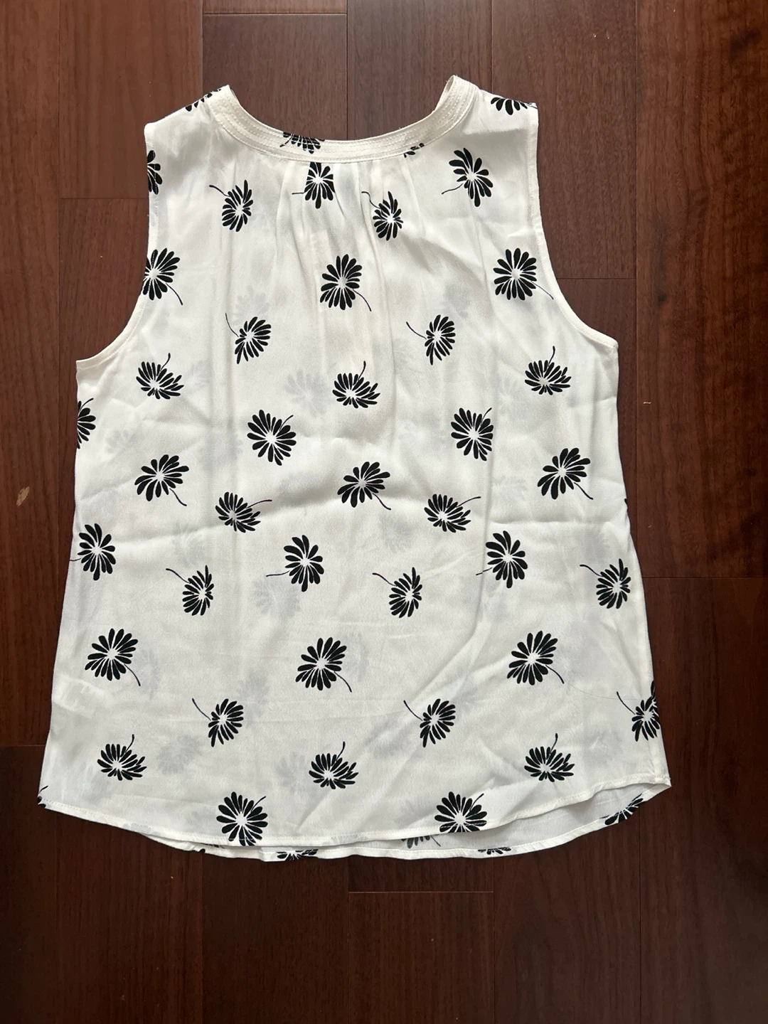 Talbots White Daisy Print Sleeveless V-Neck Top - photo 2