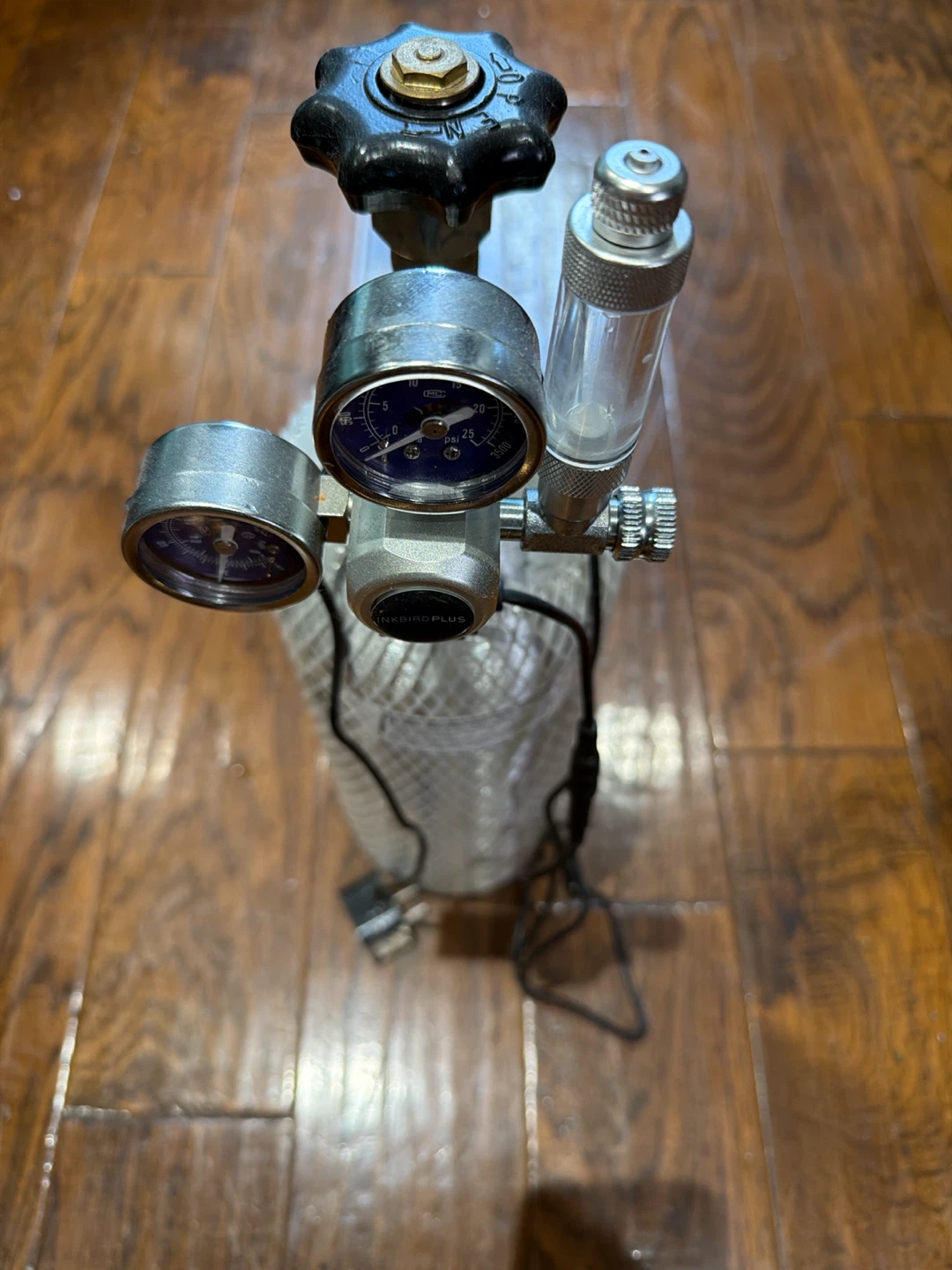 Inkbird Plus CO2 Regulator and bottle