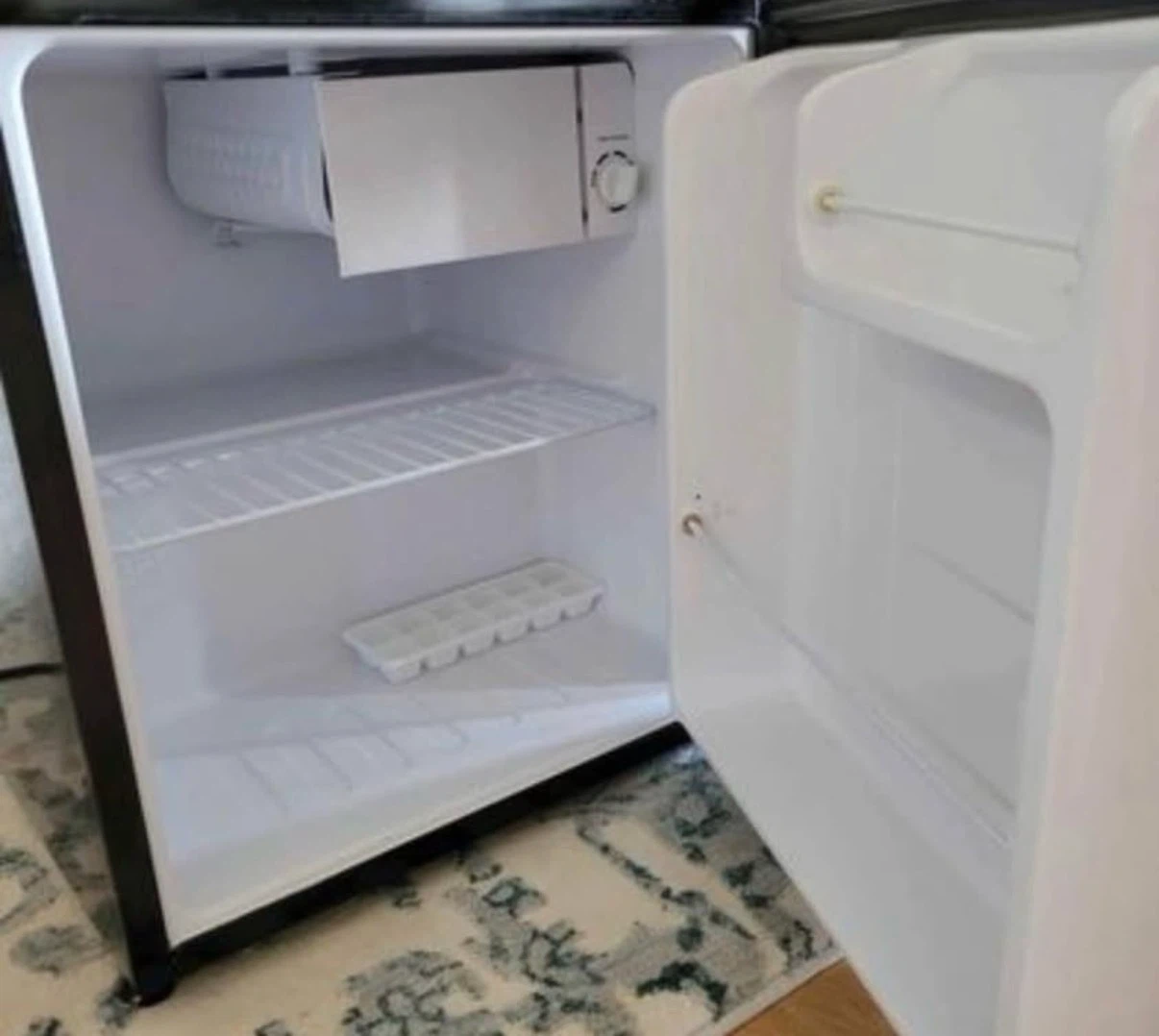 Black and Deck Cube Mini Fridge - photo 2