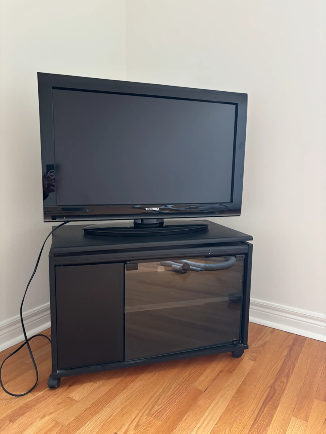 Toshiba 32" TV with stand