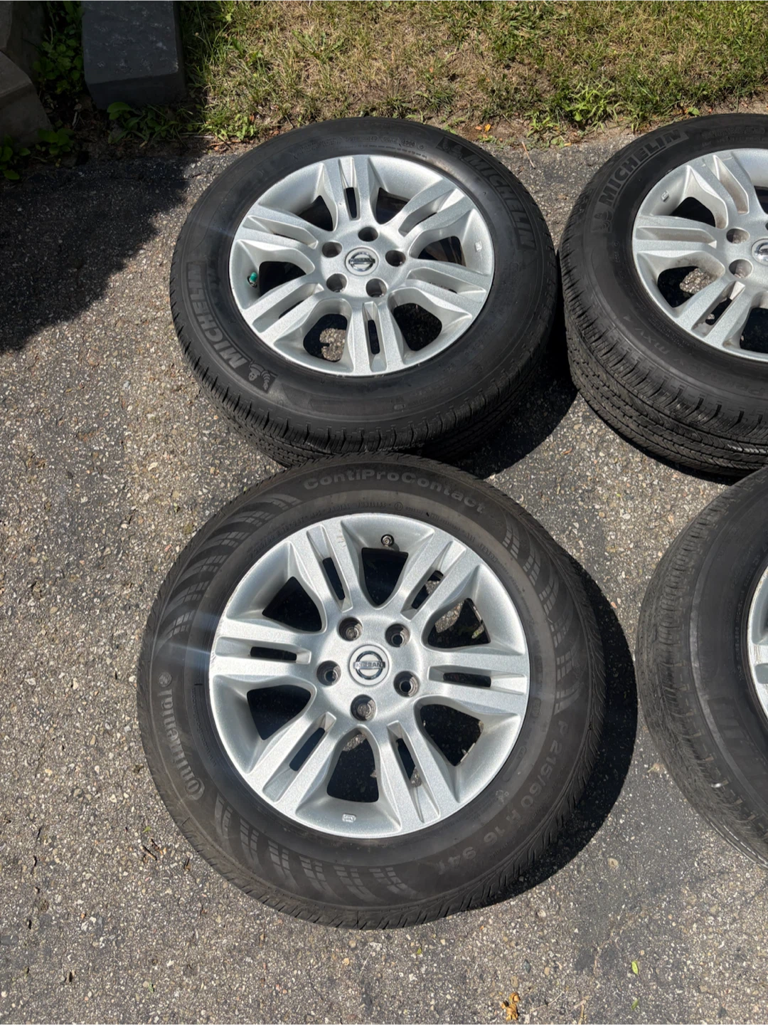 Nissan 16" Alloy Wheels with 215/60R16 Tires